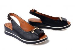 Artiker Relaks 58C0086 Czarny, sandały damskie. Czarne sandały Artiker Relaks, bez wzorów, ze skóry, bez obcasa, na koturnie, bez zapięcia. Za 219.90 zł.