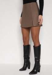 Beżowe Spódnico-Szorty Krótkie z Rozcięciem na Boku Irindel. Brązowe szorty Born2be, bez wzorów, z wiskozy, eleganckie. Za 99.99 zł.