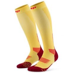 Damskie długie skarpety kompresyjne sportowe Core Run wysokie CEP. Czerwone skarpetki CEP, bez wzorów, z elastanu. Za 199.00 zł.