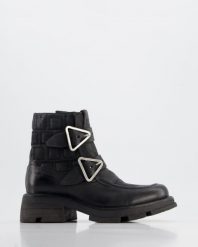 CZARNE BOTKI Z KLAMRAMI A94201 NERO. Czarne botki Venezia, bez wzorów, ze skóry, bez obcasa, bez zapięcia. Za 569.00 zł.