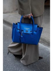 Victor & Hugo Paris Skórzana torebka "Jeny" w kolorze niebieskim - 25 x 19 x 7 cm rozmiar: onesize. Niebieskie torebki klasyczne Victor & Hugo Paris, bez wzorów, z materiału, przez ramię, bez dodatków. Za 347.99 zł.