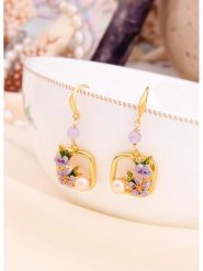 L'Atelier de Gaia Pozłacane kolczyki z perłami rozmiar: onesize. Różowe kolczyki L'Atelier de Gaia, z perłą, pozłacane. Za 121.80 zł.