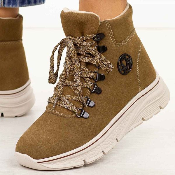 Brązowe skórzane botki damskie Filippo Dbt7290/25. Brązowe botki Filippo, bez wzorów, z jeansu, eleganckie, z okrągłym noskiem, bez obcasa, na płaskiej podeszwie, bez zapięcia. Za 319.00 zł.