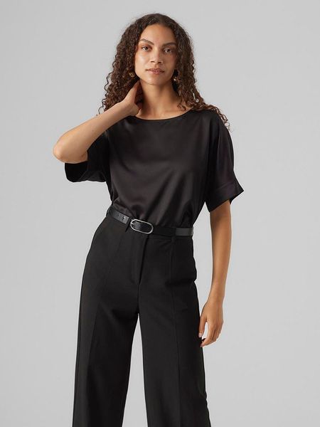 Vero Moda Bluzka w kolorze czarnym rozmiar: S. Czarne bluzki Vero Moda, s, bez wzorów, z materiału, bez kołnierzyka, bez ramiączek. Za 54.95 zł.