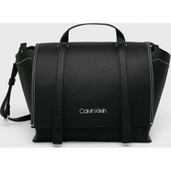 Calvin Klein - Torebka. Czarne torebki klasyczne Calvin Klein, bez wzorów, z materiału, casualowe, do ręki, średnie, bez dodatków. W wyprzedaży za 319.90 zł.
