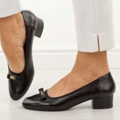 Czarne ażurowe czółenka damskie na obcasie M.Daszyński Sa200-17. Czarne czółenka M.Daszyński, na jesień, z aplikacjami, z materiału, eleganckie, bez obcasa, na obcasie, bez zapięcia. Za 179.00 zł.