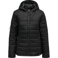 Kurtka damska HUMMEL hmlNORTH QUILTED HOOD JACKET WOMAN. Czarne kurtki Hummel, xs, bez wzorów, z materiału, klasyczne, z kapturem. Za 292.99 zł.