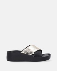 CZARNE KLAPKI DAMSKIE 1103 BLACK-GOLD. Czarne klapki Venezia, bez wzorów, ze skóry, bez obcasa, bez zapięcia. Za 239.00 zł.