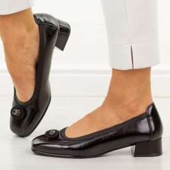 Czarne skórzane czółenka damskie na obcasie Vinceza 39980. Czarne czółenka VINCEZA, na jesień, z aplikacjami, z lakierowanej skóry, biznesowe, bez obcasa, na obcasie, bez zapięcia. Za 199.00 zł.