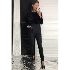 Kombinezon TALLY BLACK. Czarne kombinezony Kombinezon TALLY BLACK, l, bez wzorów, bez kołnierzyka, bez ramiączek. W wyprzedaży za 129.00 zł.