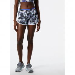 Spodenki New Balance WS01207ARA – multikolor. Zielone szorty sportowe New Balance, bez wzorów, z materiału, do biegania. W wyprzedaży za 99.99 zł.