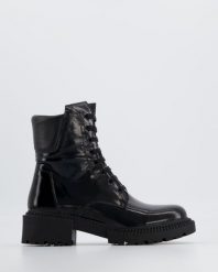 LAKIEROWANE BOTKI 0240540 BLACK. Czarne botki Venezia, bez wzorów, z lakierowanej skóry, bez obcasa, bez zapięcia. Za 339.00 zł.