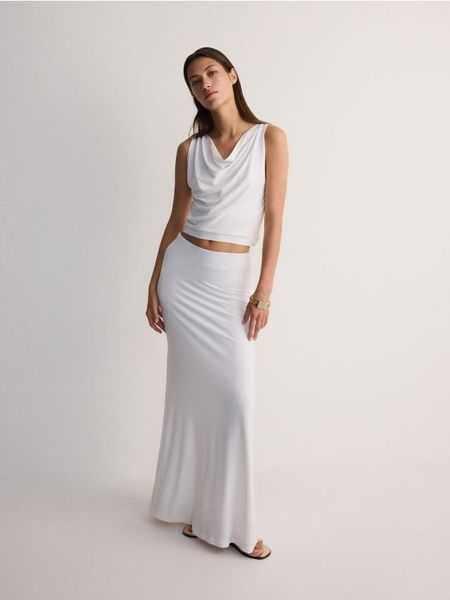 Bluzka z lejącym dekoltem - biały. Białe bluzki Reserved, l, bez wzorów, z tkaniny, bez kołnierzyka, bez ramiączek. W wyprzedaży za 35.99 zł.