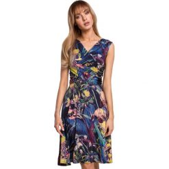 Sukienka w kwiaty rozkloszowana góra dopasowana kopertowa niebieska. Niebieskie sukienki Sukienki.shop, na co dzień, l, bez wzorów, z dzianiny, eleganckie, bez kołnierzyka, bez ramiączek, dopasowane. Za 209.00 zł.