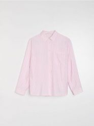 Koszula oversize w pionowe paski, z wiskozą - różowy. Czerwone koszule Sinsay, l, bez wzorów, z wiskozy, sportowe, bez kołnierzyka, bez ramiączek. Za 39.99 zł.