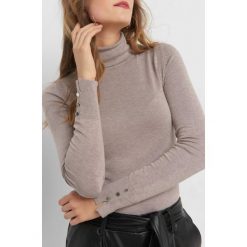 Golf z guzikami na rękawach. Brązowe swetry Orsay, z dzianiny, klasyczne. Za 69.99 zł.