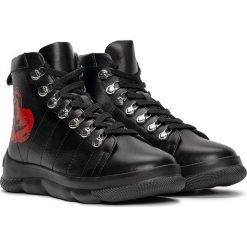 Botki damskie Love Moschino (JA15514G0DIE0000). Czarne botki Love Moschino, bez wzorów, bez obcasa, bez zapięcia. Za 534.99 zł.