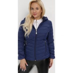 Granatowa Kurtka Thessamere. Niebieskie kurtki Born2be, l, z aplikacjami, z tkaniny, klasyczne. W wyprzedaży za 153.99 zł.