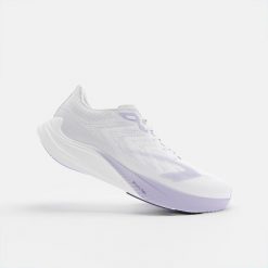 Buty do biegania damskie Kiprun KD900 Light. Białe buty do biegania KIPRUN, bez wzorów, z kauczuku, bez zapięcia, do biegania. Za 449.99 zł.