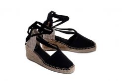 TONI PONS Valencia black, sandały/espadryle damskie. Czarne sandały Toni Pons, bez wzorów, bez obcasa, na koturnie, bez zapięcia. Za 254.90 zł.