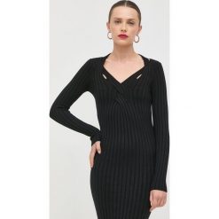 Guess sukienka kolor czarny maxi dopasowana. Czarne sukienki Guess, l, z aplikacjami, ze splotem, bez kołnierzyka, bez ramiączek, maxi, dopasowane. Za 599.99 zł.