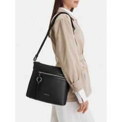 Torebka Lasocki. Czarne listonoszki Lasocki, bez wzorów, bez dodatków. Za 149.99 zł.