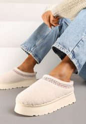 Beżowe Śniegowce na Grubej Podeszwie z Niską Cholewką i Haftem Zinnirella. Brązowe śniegowce Born2be, bez wzorów, z wełny, przed kostkę, bez zapięcia. Za 69.99 zł.