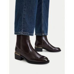 Botki MEXX. Brązowe botki Mexx, bez wzorów, bez obcasa, na słupku, bez zapięcia. Za 249.99 zł.