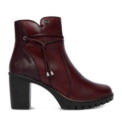 Botki Rieker. Czerwone botki Rieker, bez wzorów, bez obcasa, na słupku, bez zapięcia. Za 429.99 zł.