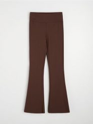 Prążkowane legginsy flare - brązowy. Brązowe legginsy Sinsay, bez wzorów, prążkowane. Za 39.99 zł.