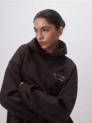 Bluza z haftowanym napisem - ciemnobrązowy. Brązowe bluzy bez kaptura Reserved, l, bez wzorów, z bawełny, bez kaptura. Za 119.99 zł.