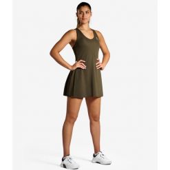 Sukienka tenisowa damska elegancka. Zielone sukienki NORDICDOTS, l, bez wzorów, z materiału, eleganckie, bez kołnierzyka, bez ramiączek, sportowe. Za 405.00 zł.