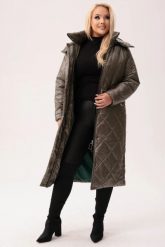 Pikowany płaszcz z kapturem Valentina w kolorze khaki - komfort i elegancja na chłodne dni PLUS SIZE XXL. Brązowe płaszcze Moda Size Plus Iwanek, na zimę, plus size, bez wzorów, z materiału, eleganckie, z kapturem. W wyprzedaży za 379.90 zł.