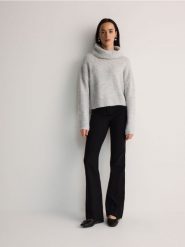 Sweter z kołnierzem - jasnoszary. Szare swetry Reserved, l, bez wzorów, z dzianiny, bez ramiączek. W wyprzedaży za 49.99 zł.
