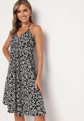 Czarna Rozkloszowana Bawełniana Sukienka na Wiązanych Ramiączkach Irinivia. Czarne sukienki Born2be, m, z aplikacjami, z bawełny, eleganckie, bez kołnierzyka, bez ramiączek, mini, rozkloszowane. W wyprzedaży za 67.49 zł.
