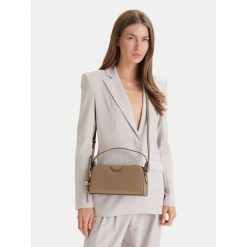 Torebka Calvin Klein. Brązowe torebki klasyczne Calvin Klein, bez wzorów, klasyczne, bez dodatków. Za 489.99 zł.