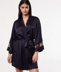 Sentiment Szlafrok Z Koronkowymi Detalami - Xl - Czarny - Etam. Czarne szlafroki damskie Etam, xl, bez wzorów, z koronki, bez ramiączek, długie. Za 169.90 zł.