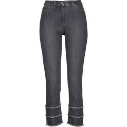 Dżinsy 7/8 ze stretchem i ozdobnie postrzępionym dołem nogawek bonprix szary denim. Jeansy marki bonprix. Za 69.99 zł.