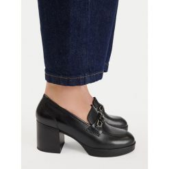 Półbuty Lasocki. Czarne półbuty wsuwane Lasocki, bez wzorów, bez obcasa, na obcasie. Za 249.99 zł.