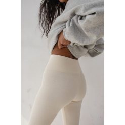 Legginsy damskie z prążkowanej dzianiny w kolorze BRIGHT BEIGE - HIPS. Brązowe legginsy Marsala, bez wzorów, z bawełny, sportowe. Za 149.90 zł.