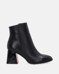 CZARNE BOTKI NA OBCASIE 0085421D 01 BLAC. Czarne botki Venezia, bez wzorów, ze skóry, bez obcasa, na obcasie, bez zapięcia. Za 399.00 zł.