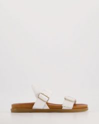 BIAŁE SANDAŁY 030032222 WHITE. Białe sandały Venezia, bez wzorów, ze skóry, bez obcasa, bez zapięcia. Za 179.00 zł.