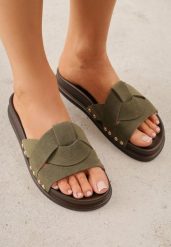 Zielone Klapki z Przekładanymi Paskami i Ozdobnymi Nitami Talysha. Zielone klapki Renee, bez wzorów, z koronki, eleganckie, bez obcasa, na płaskiej podeszwie, bez zapięcia. Za 79.99 zł.