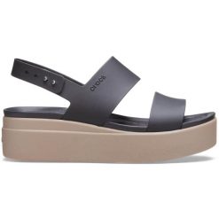Sandały dmaskie Crocs BROOKLYN LOW WEDGE. Brązowe sandały Crocs, bez wzorów, sportowe, bez obcasa, bez zapięcia. Za 249.00 zł.