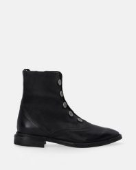 SKÓRZANE BOTKI DAMSKIE ZE SREBRNYMI DETALAMI F014LEBLOBB040. Szare botki Venezia, bez wzorów, ze skóry, bez obcasa, bez zapięcia. Za 899.00 zł.