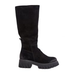 Zazoo 70145 Zamszowe Kozaki Przed Kolano Ocieplane Czarne. Czarne kozaki bez wzorów, ze skóry, eleganckie, przed kolano, bez obcasa, na platformie, bez zapięcia. Za 596.98 zł.