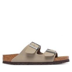 Klapki Birkenstock. Brązowe klapki Birkenstock, bez wzorów, bez obcasa, bez zapięcia. Za 399.99 zł.