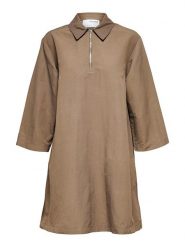 SELECTED FEMME Sukienka "Nia" w kolorze jasnobrązowym rozmiar: 40. Brązowe sukienki Selected Femme, bez wzorów, bez kołnierzyka, bez ramiączek, midi. Za 127.65 zł.