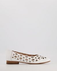 AŻUROWE BALERINY 175640 02 WHITE. Białe baleriny Venezia, w ażurowe wzory, ze skóry, bez obcasa, bez zapięcia. Za 239.00 zł.