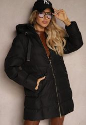 Czarna Kurtka Pikowana o Długim Kroju z Kapturem i Suwakiem Dwukierunkowym Naomira. Czarne kurtki Renee, l, bez wzorów, z jeansu, eleganckie, z kapturem. Za 139.99 zł.